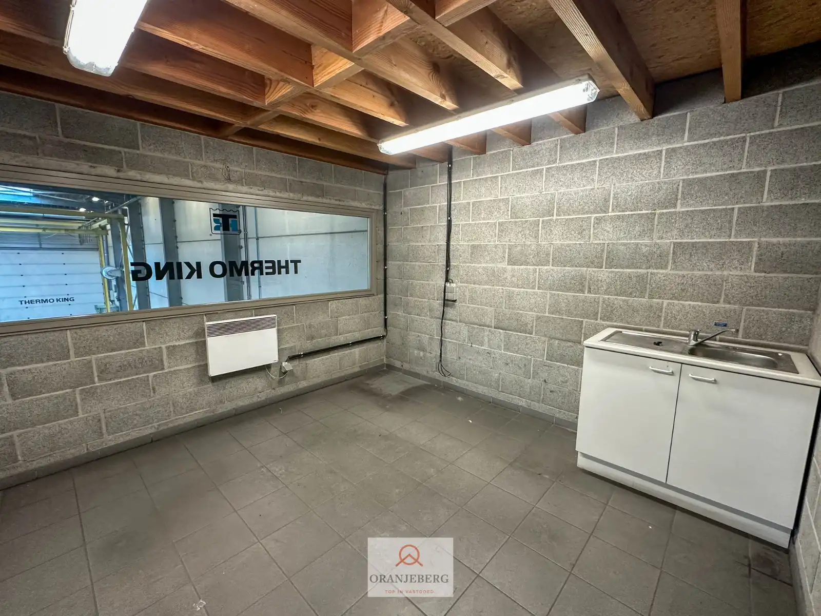 Groot hoekmagazijn (650m²) Te Huur met hoge bereikbaarheid vlakbij R4 foto 16