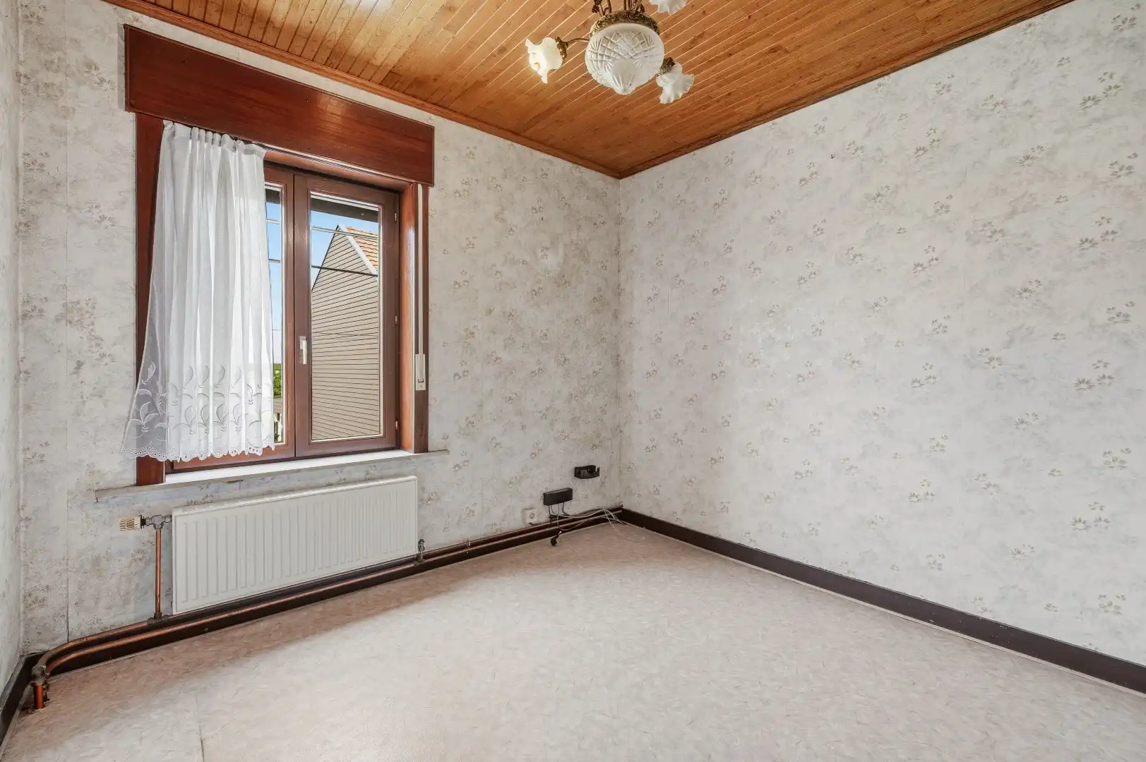 Ruime te renoveren rijwoning met ontzettend veel potentieel en een leuke tuin foto 16