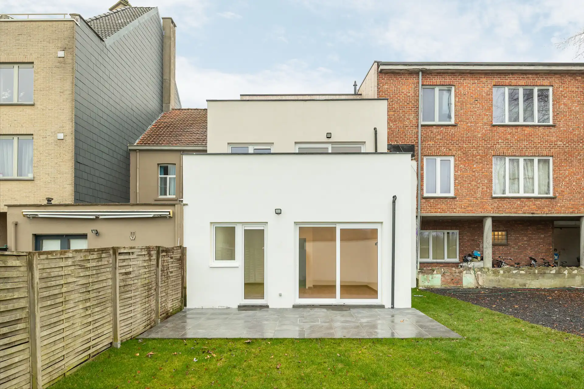 Gerenoveerd glvl met 2 slaapkamers, terras en tuin foto 11