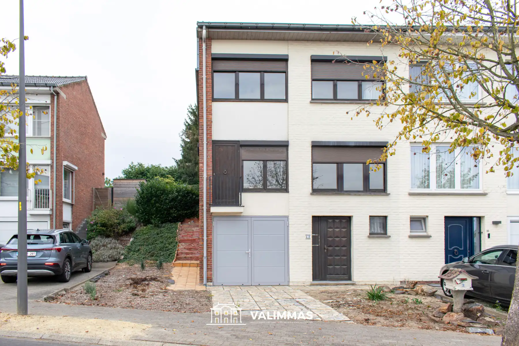 Hoofdfoto van de publicatie: Centrum: op te knappen driegevelwoning met garage en tuin...