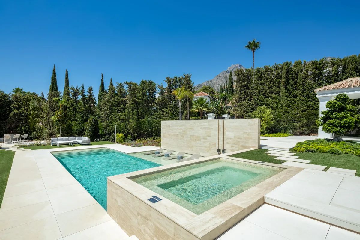 Exclusieve villa in Sierra Blanca met ruime tuin en zwembad – luxe levensstijl op zijn best foto 3