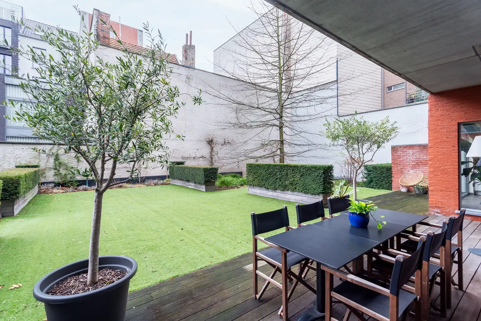 Gemeubeld gelijkvloers met grote buitenruimte op toplocatie foto 2