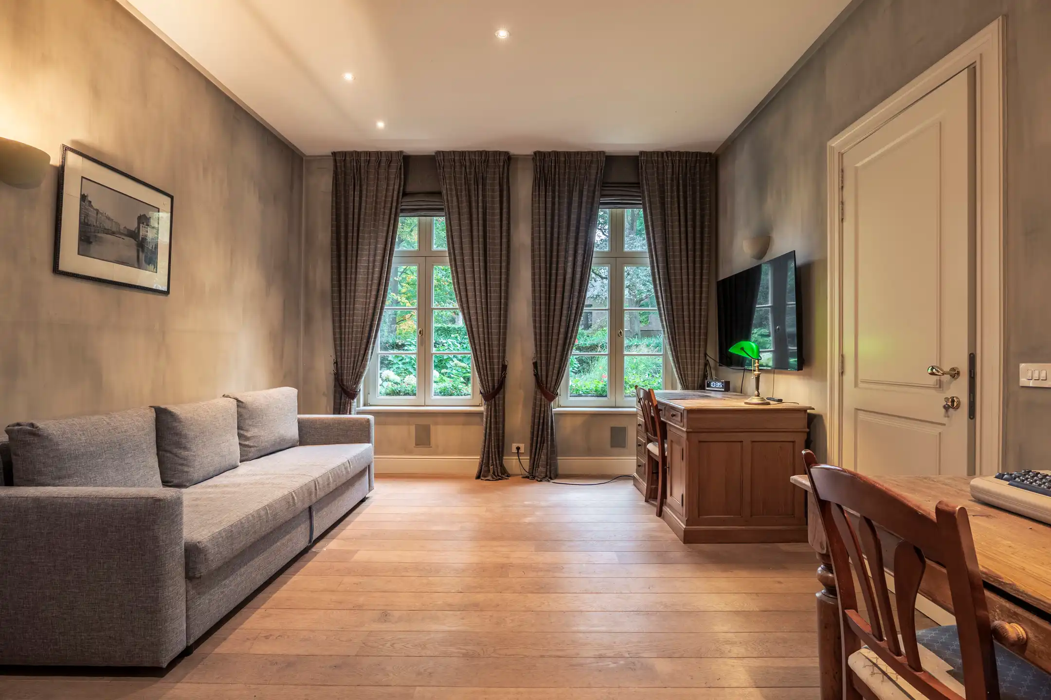 Ruime "manoir villa" gelegen in het gegeerde Hertebos te 's Gravenwezel. foto 19