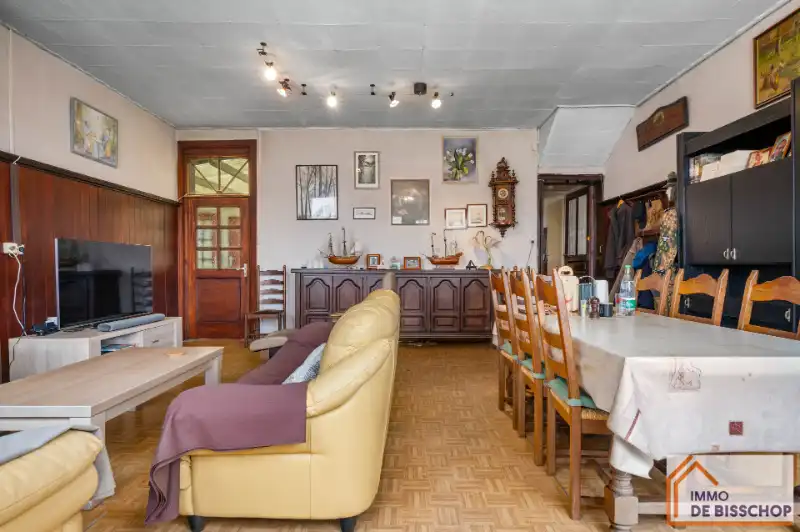 Te renoveren half open bebouwing met 3 slaapkamers, tuin en garage. foto 2