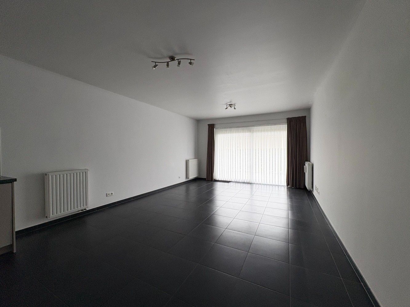 Instapklaar appartement met 2 slaapkamers en een mooi terras + garage foto 3