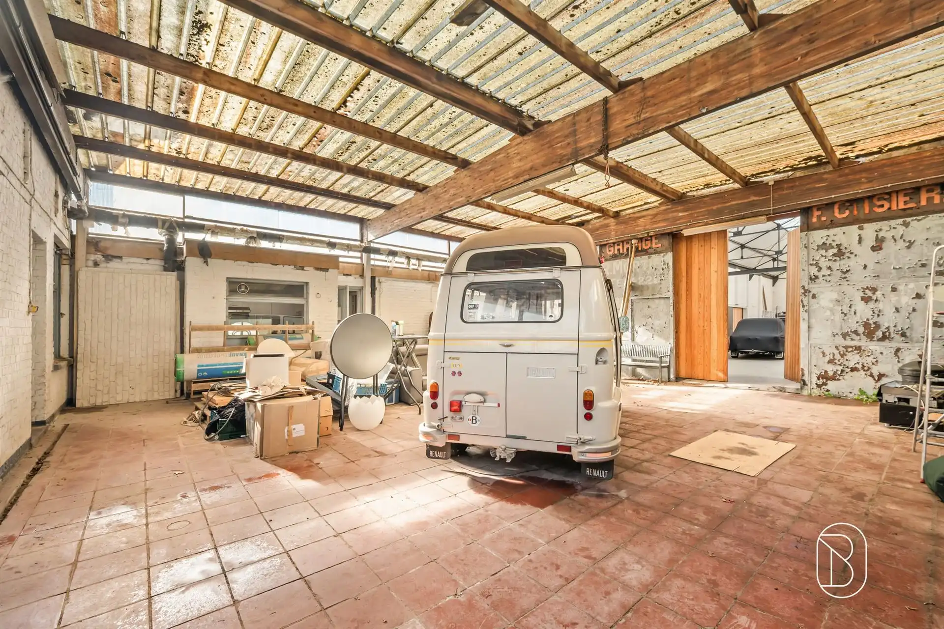Commercieel gelegen woning met atelier (370m2) op 1198m2! foto 4