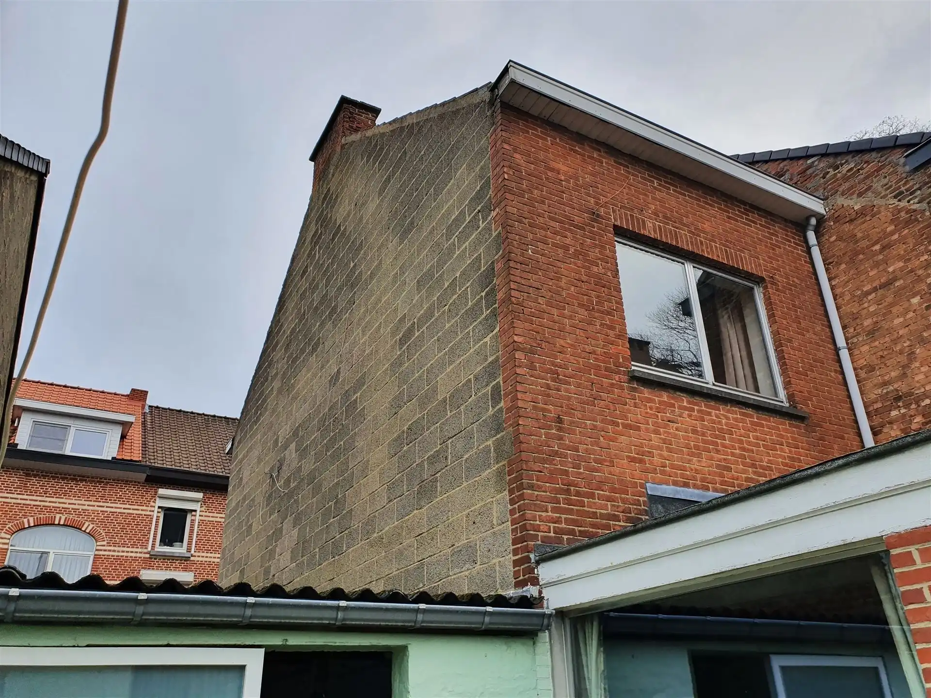 Te renoveren stadswoning met garage in Diest. foto 4