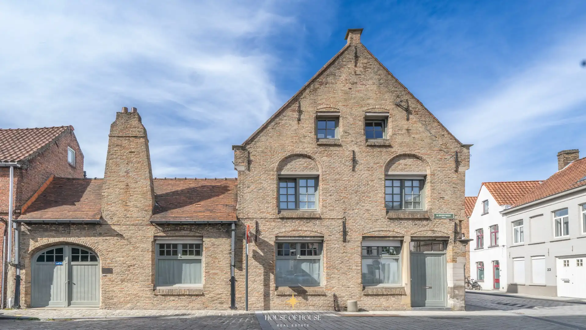 Charmante hoekwoning met praktijkruimte & dakterras in het hart van Brugge. foto 2