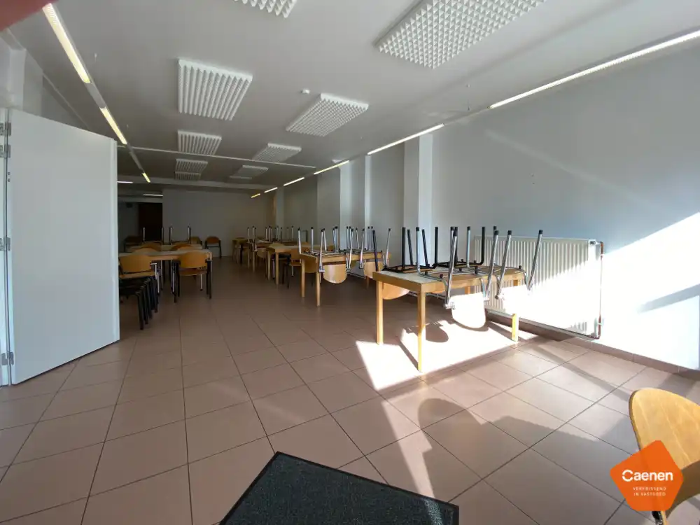 Zeer ruim, lichtrijk handelspand te koop op commerciële locatie! foto 2