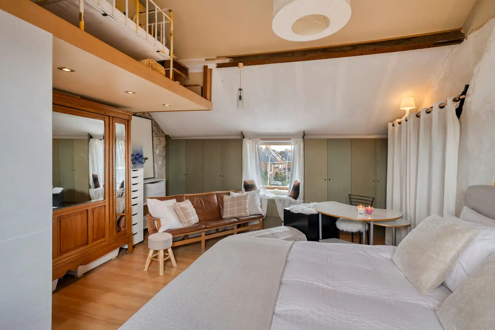 Bijzonder charmante en karaktervolle gerenoveerde woning met 4 slaapkamers, diepe tuin en handelsmogelijkheid foto 21