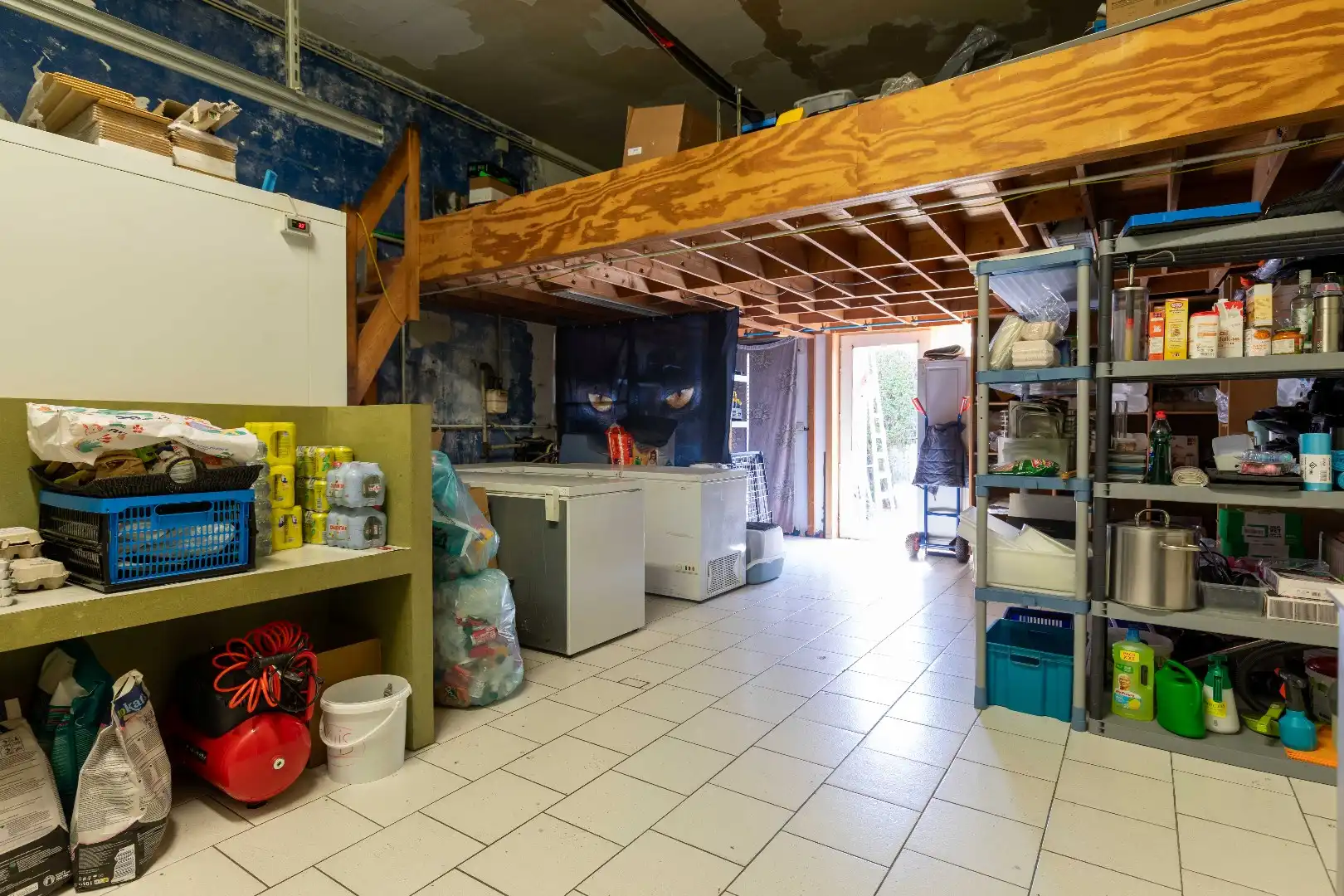 Puur frituur, uiterst goed gelegen met woonst en parking te Sint-Jozef! foto 14