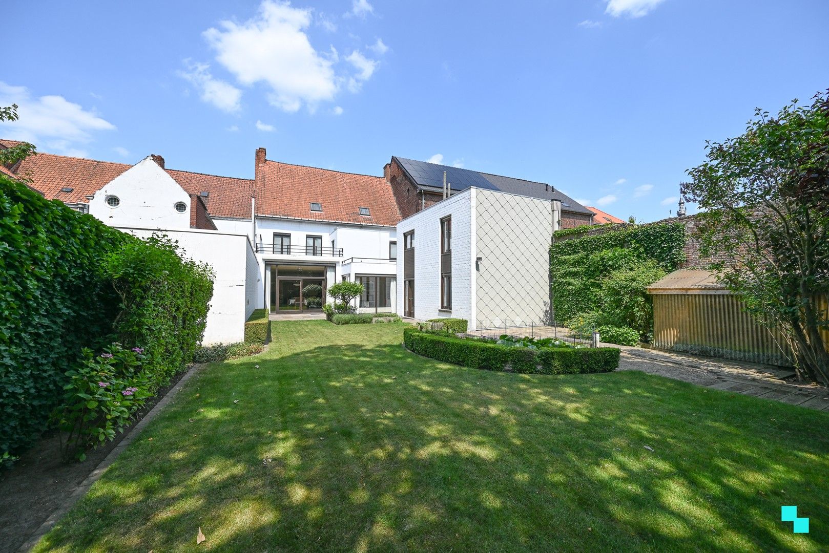 Hoofdfoto van de publicatie: Wonen in erfgoed, zicht op het groen, midden in de stad Izegem.