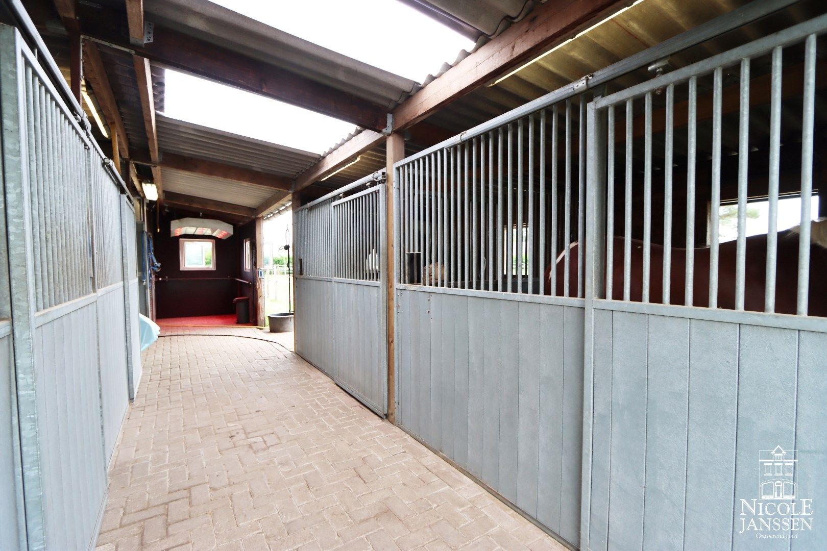 Instapklare gezinswoning met 3 slaapkamers en grote tuin met paardenstallen foto 25