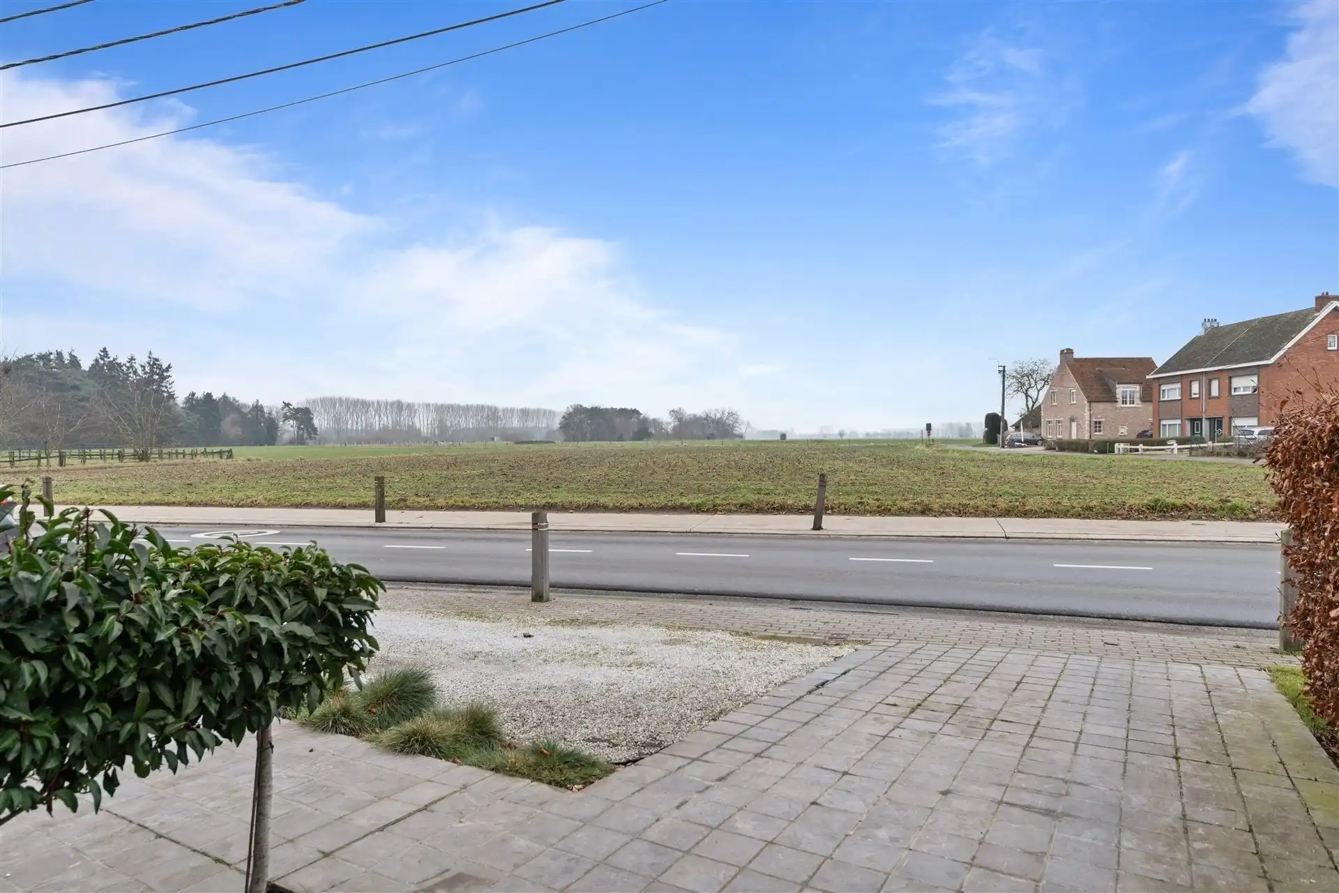 Recente halfopen bebouwing uit 2010, instapklaar met tuin en zwembad. foto 26