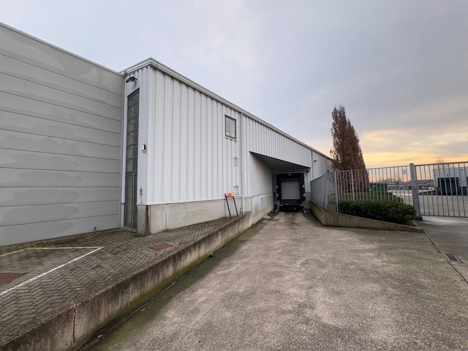 TE HUUR/TE KOOP bedrijfsgebouw op zichtlocatie te Aartselaar foto 11