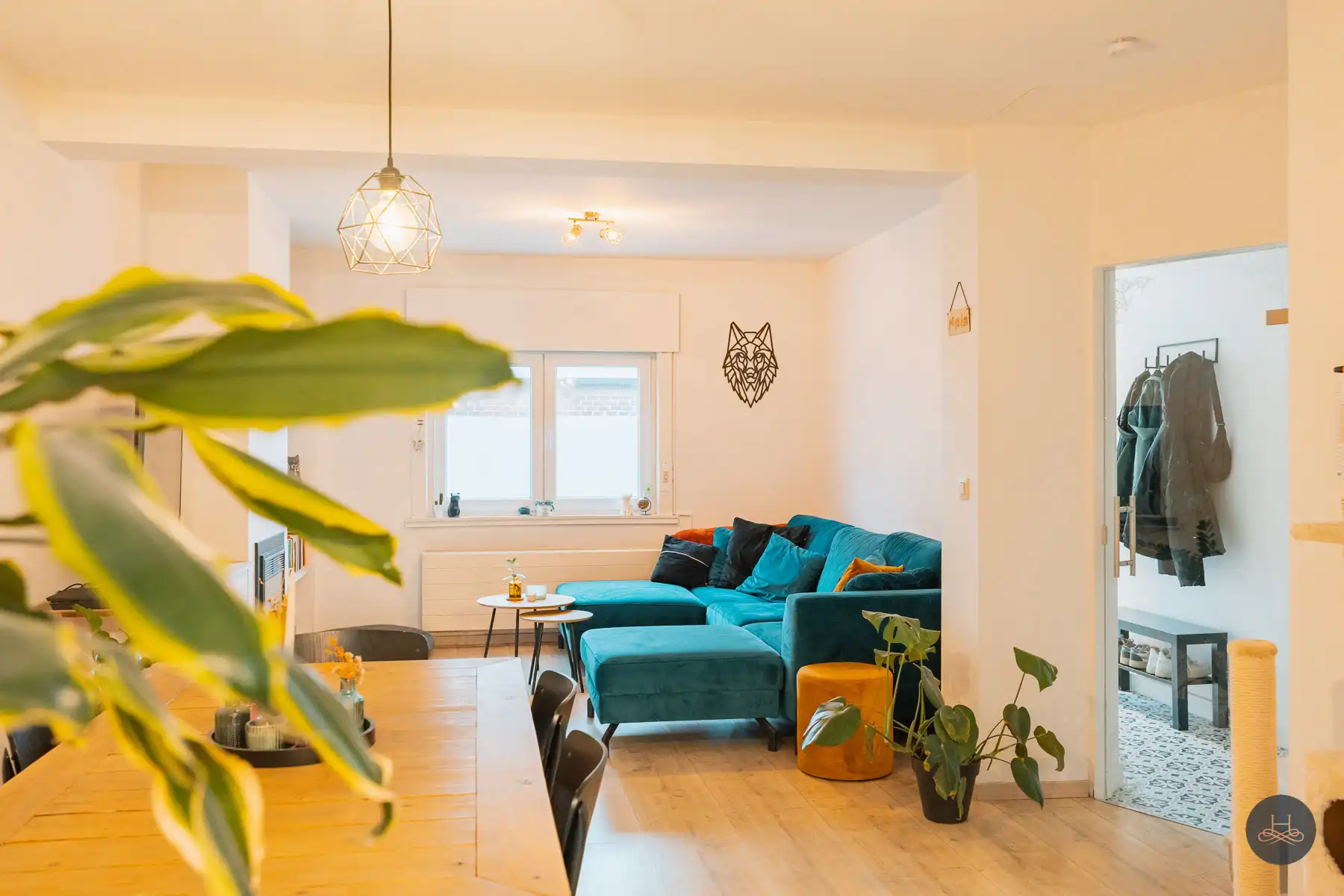 Charmante, halfopen, gerenoveerde woning met 3 staanplaatsen foto 6