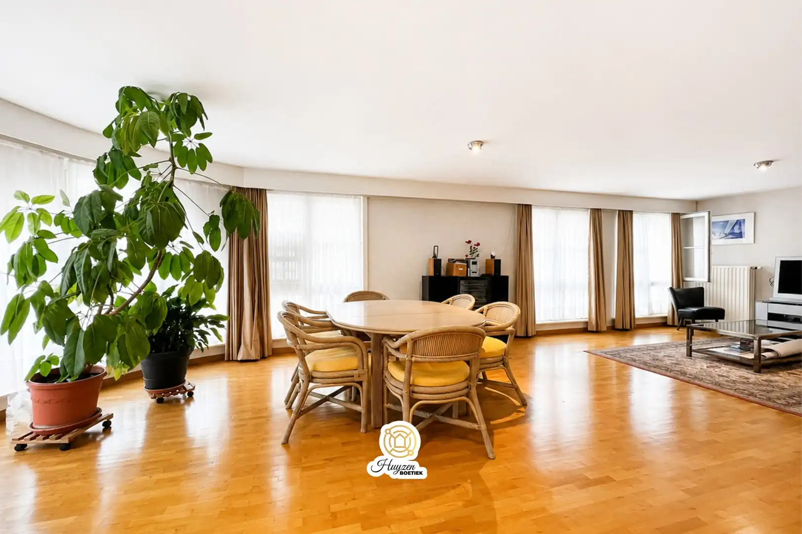 TE KOOP: Ruim hoekappartement in Nieuwpoort-Stad foto {{pictureIndex}}