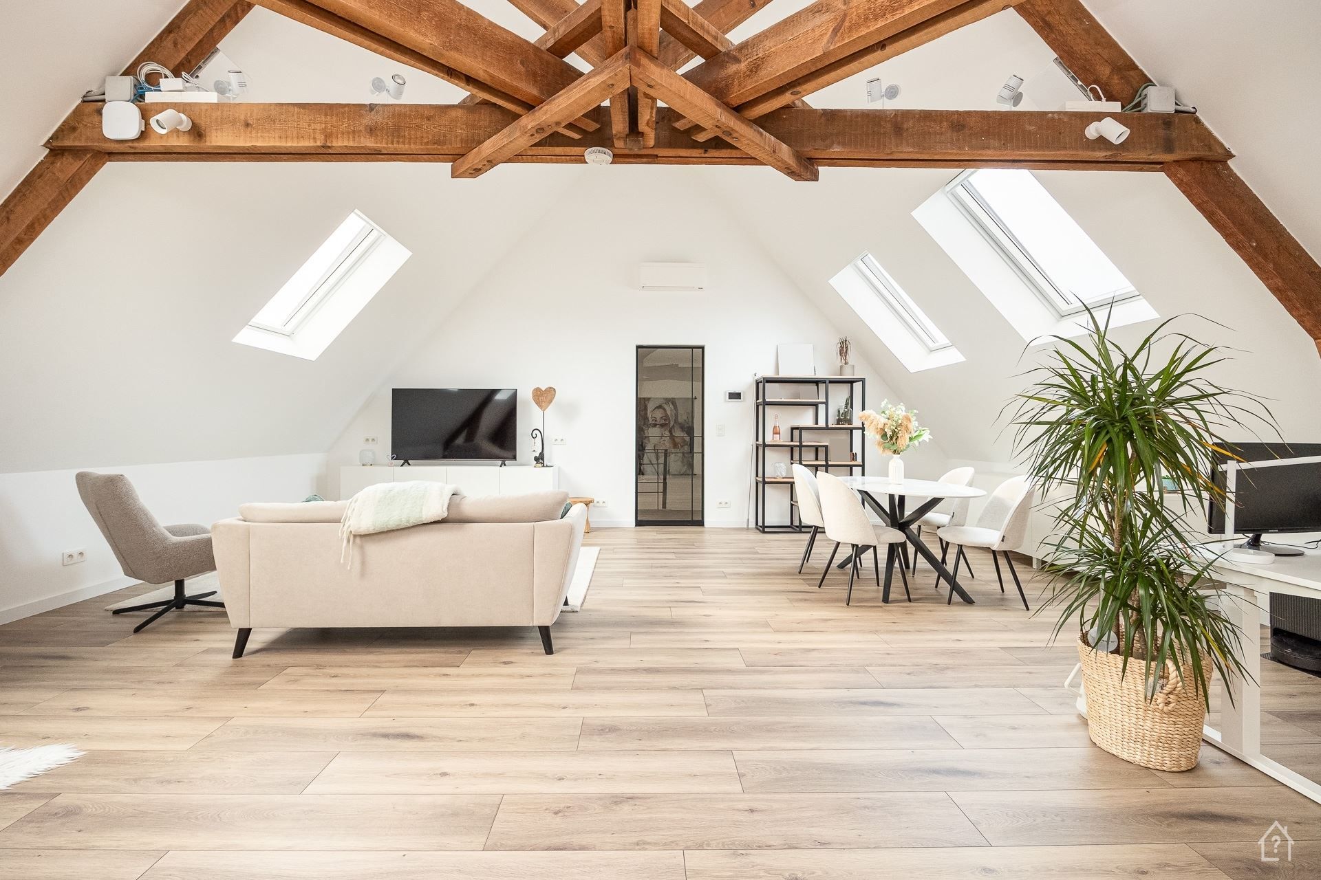 Sterk opgewaardeerde Apothekerswoning met 4 slaapkamers foto 22