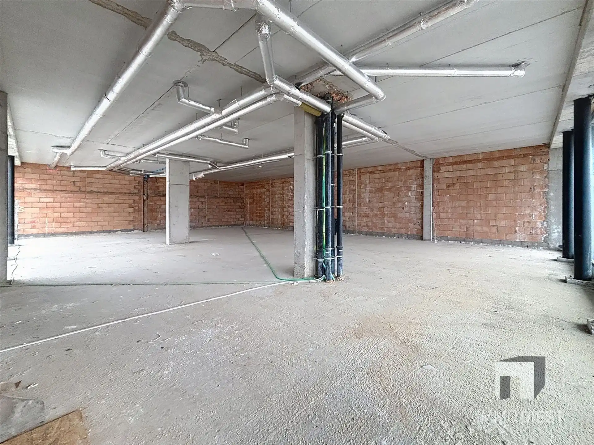 Commercieel Gebouw van 374m2 op toplocatie met parking! foto 3