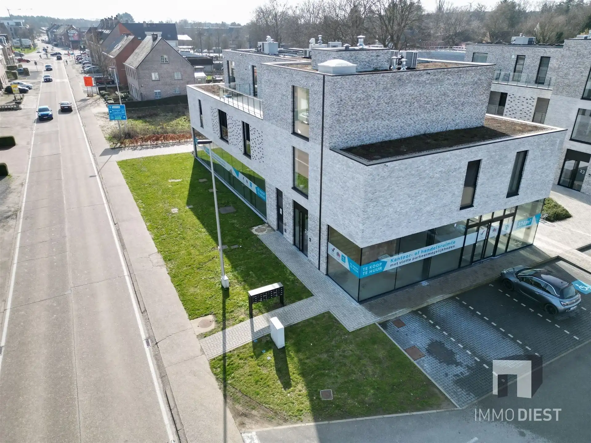 Commercieel Gebouw van 374m2 op toplocatie met parking! foto 3