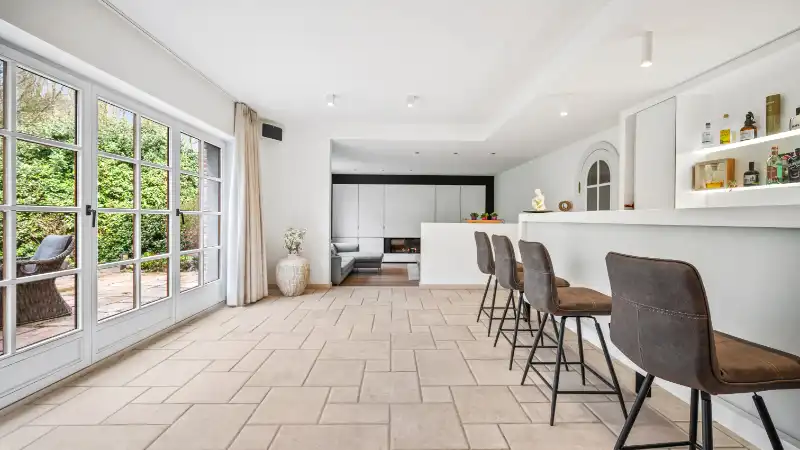 Ruime villa van 336m² op 1 hectare 45 are met vijver foto 12