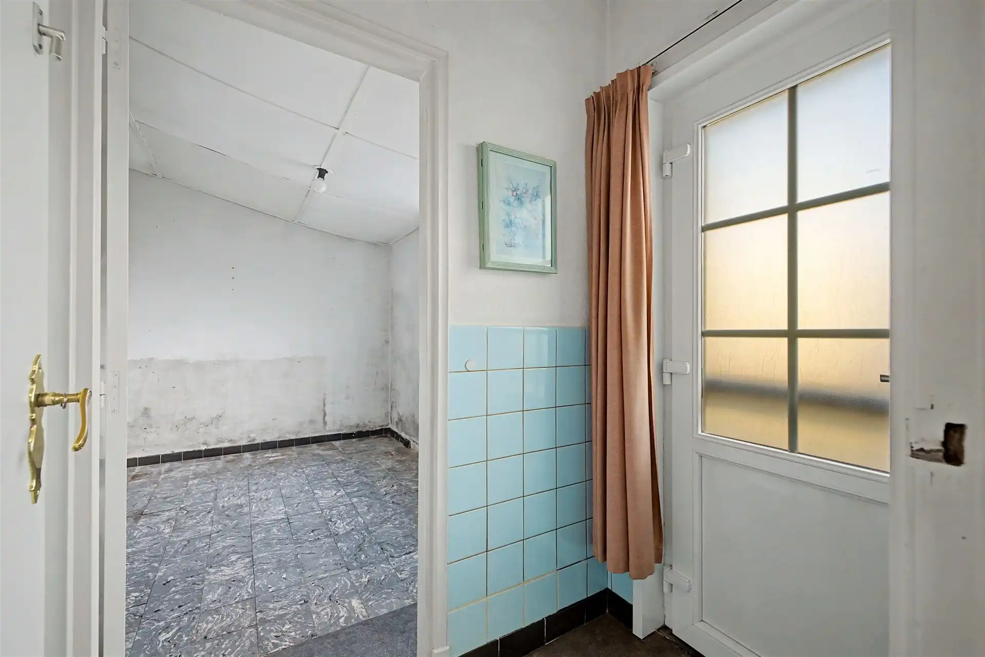 Uitstekend gelegen halfopen bebouwing met ruime oprit, 3 slaapkamers en uitgestrekte tuin foto 9