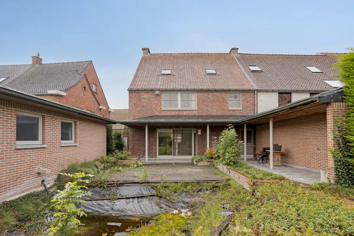 Hoofdfoto van de publicatie: Bijzonder ruime woning met inpandige garage en 3 slks op een perceel van 1218 m².