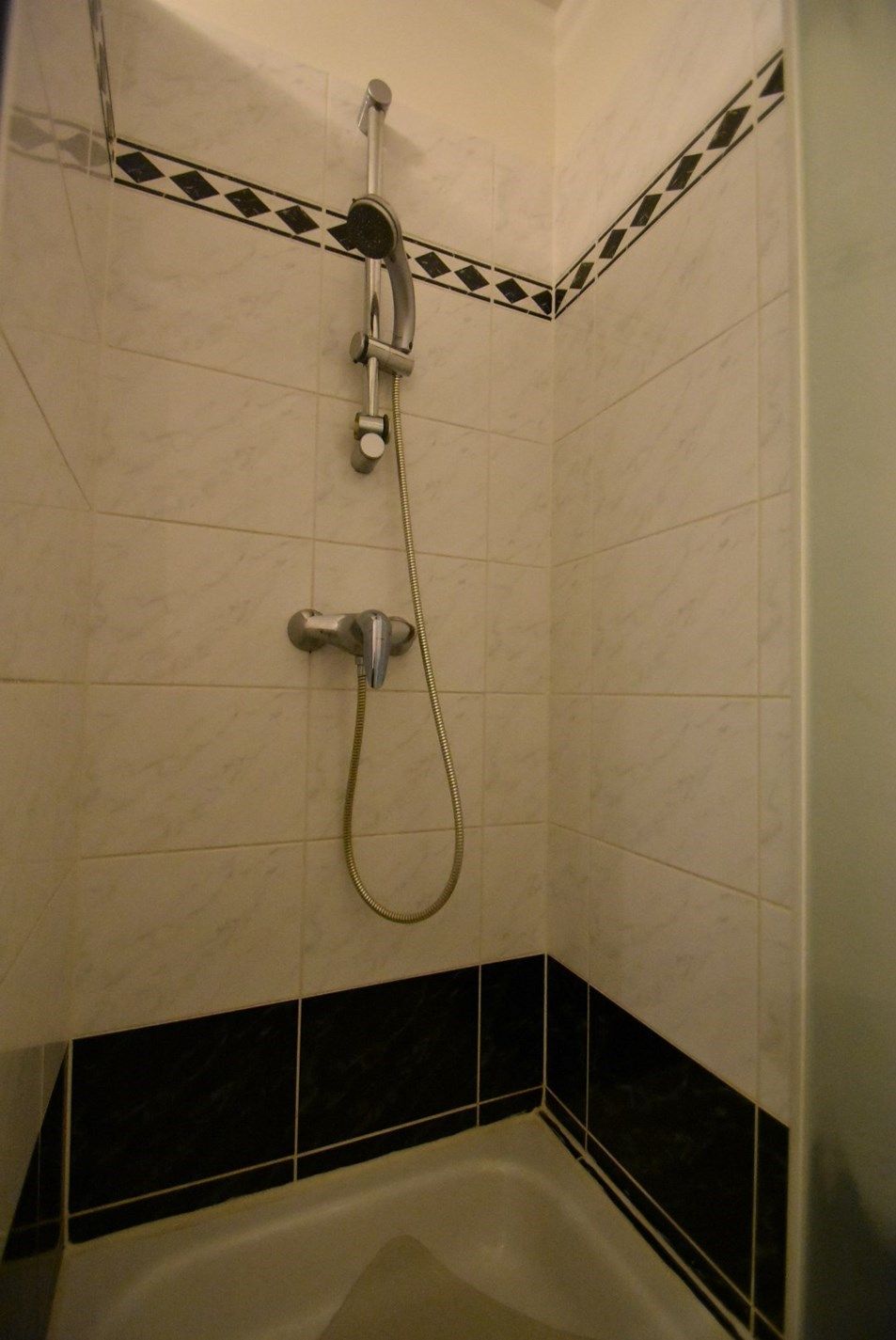 Degelijk 2-slaapkamer appartement met autostandplaats + in hartje Bilzen foto 20