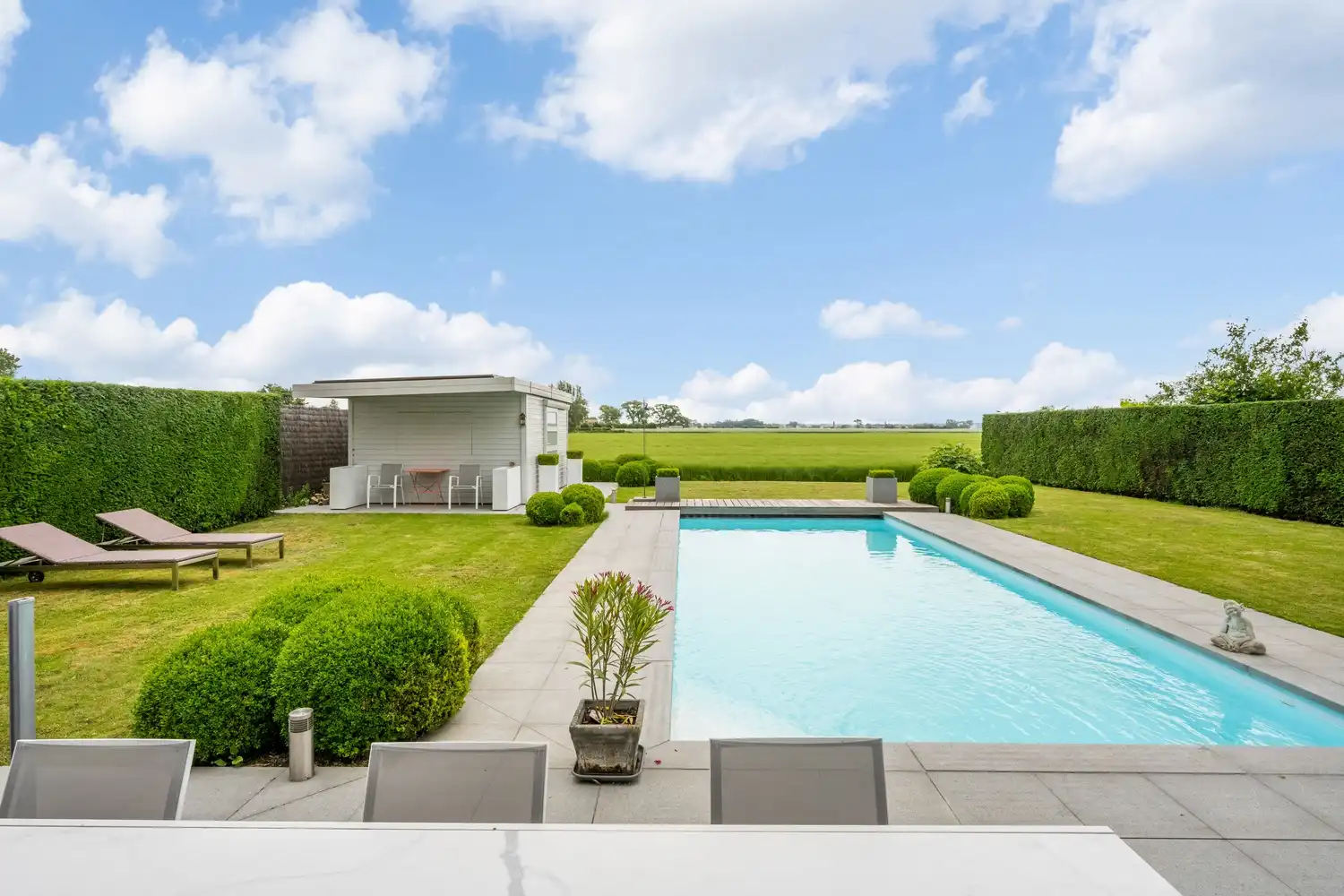 Exclusieve villa met zwembad en adembenemende polderzichten foto {{pictureIndex}}