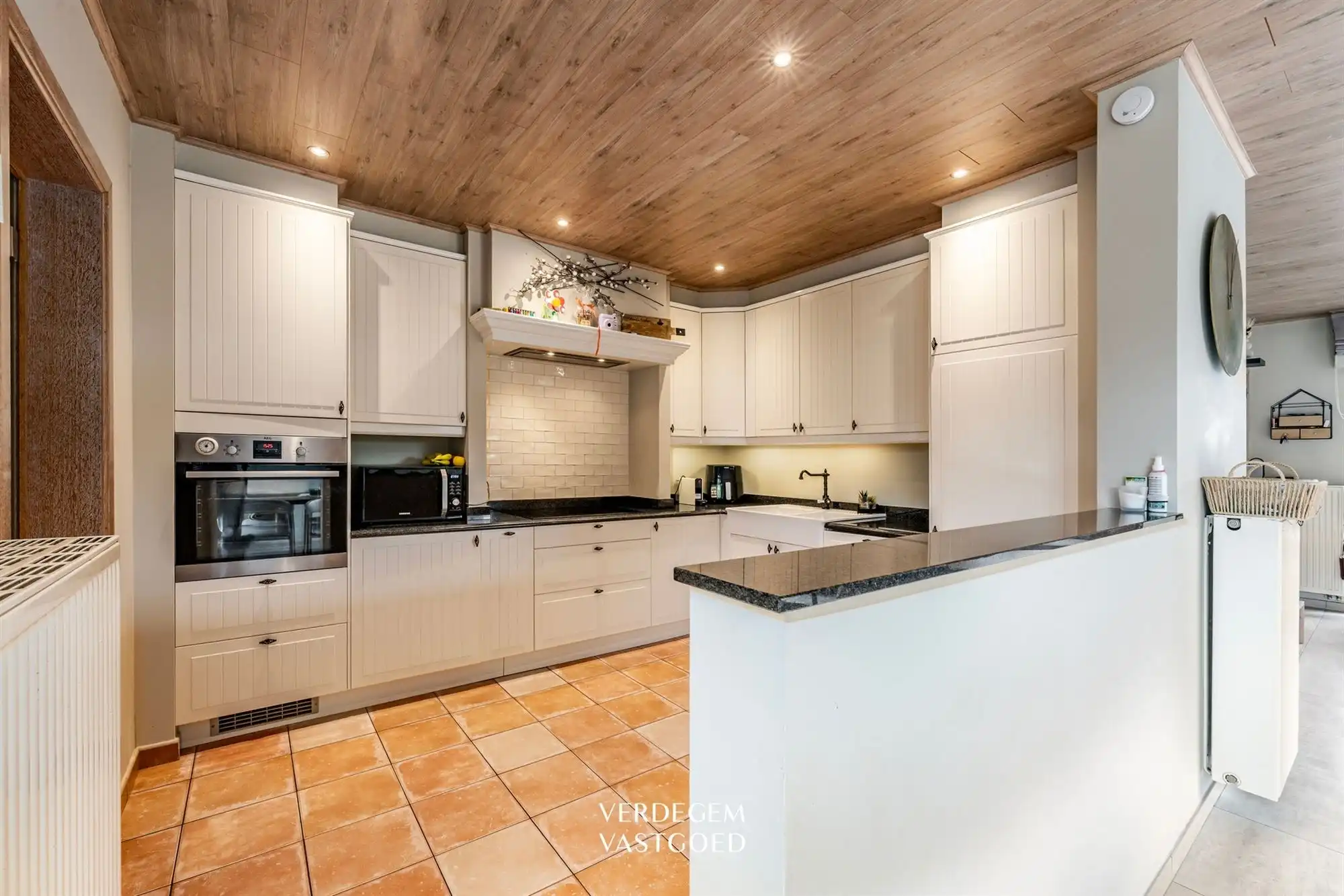Sfeervolle, energiezuinige halfopen woning met drie slaapkamers en prachtig tuinatelier foto 8