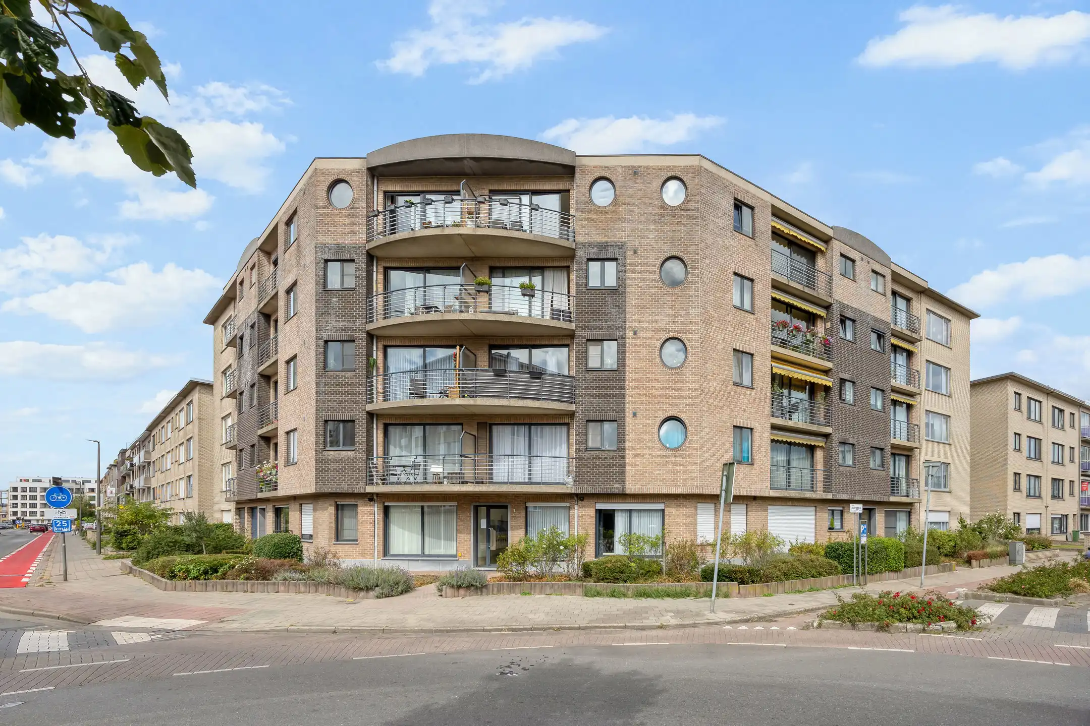 Mooi appartement op een 1v met 3 slaapkamers en terras en garage foto 2