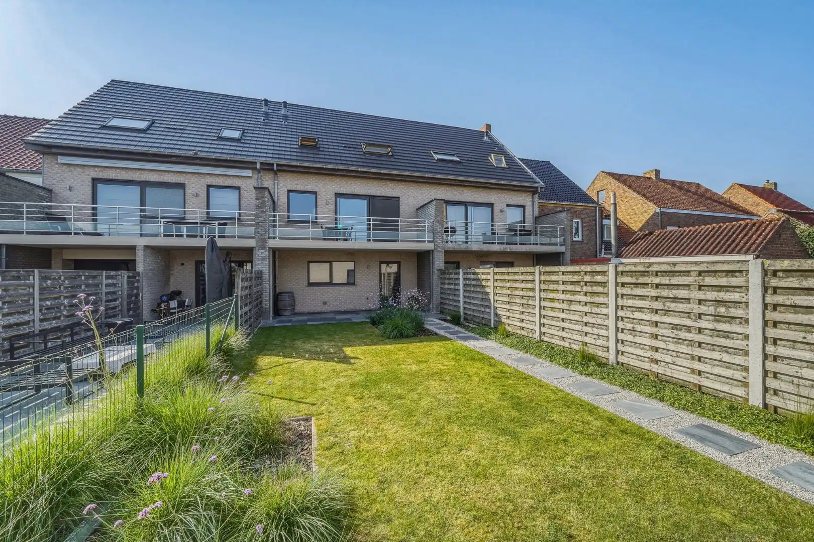 Instapklare recente woning met zeer ruime garage en tuin in Oudenburg foto 2