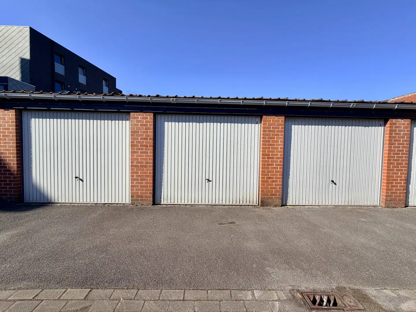 Private garagebox in afgesloten complex te centrum Roeselare! foto {{pictureIndex}}