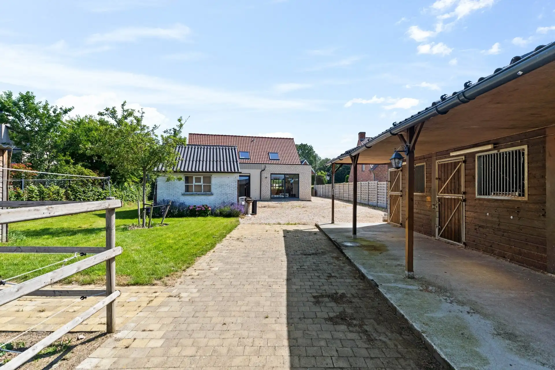 prachtige eigendom, met vergunde paardenstallen en weide. foto 25