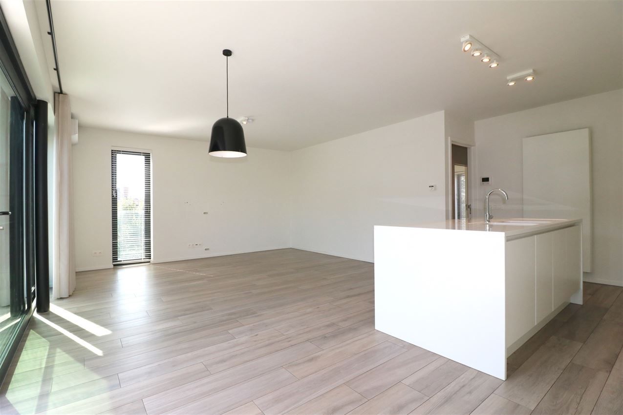 Zonnig appartement met ruim terras, twee slaapkamers in centrum foto 3