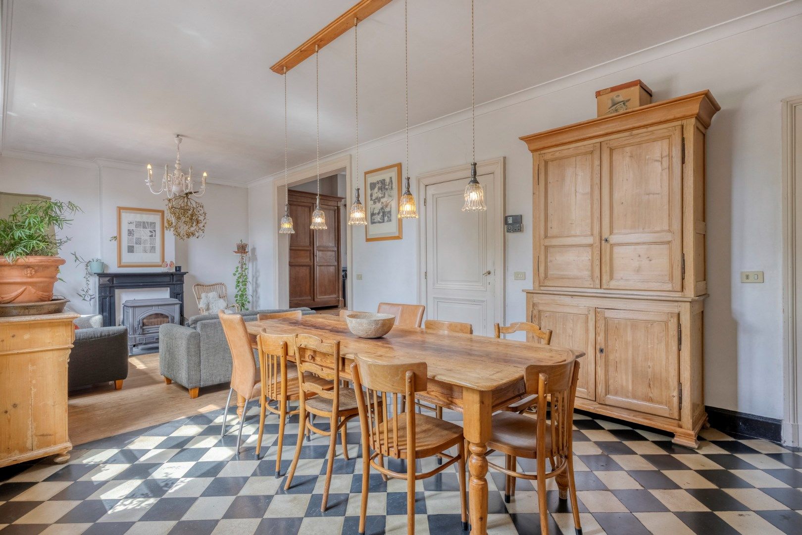 Instapklaar herenhuis met 4/5 slpks, centraal gelegen in Achterbos !  foto 3