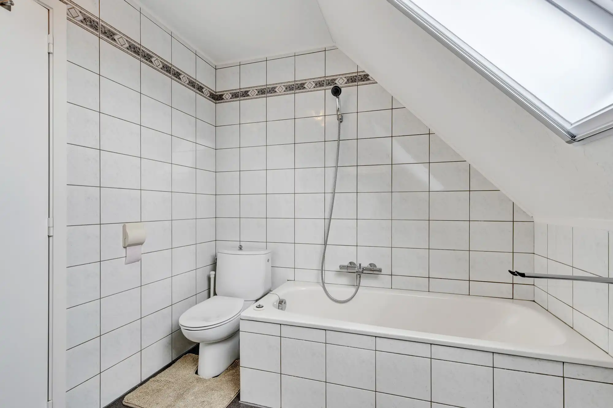 Open bebouwing met tuin, zonnepanelen en garage foto 17