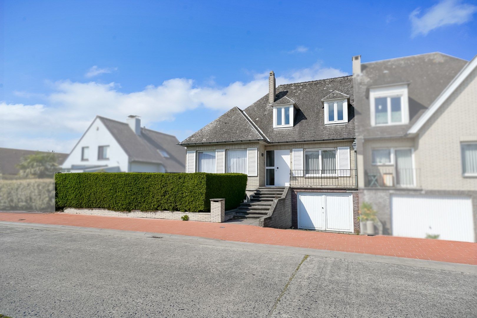 Hoofdfoto van de publicatie: Te moderniseren woning met tuin en grote garage in Stene (Oostende)