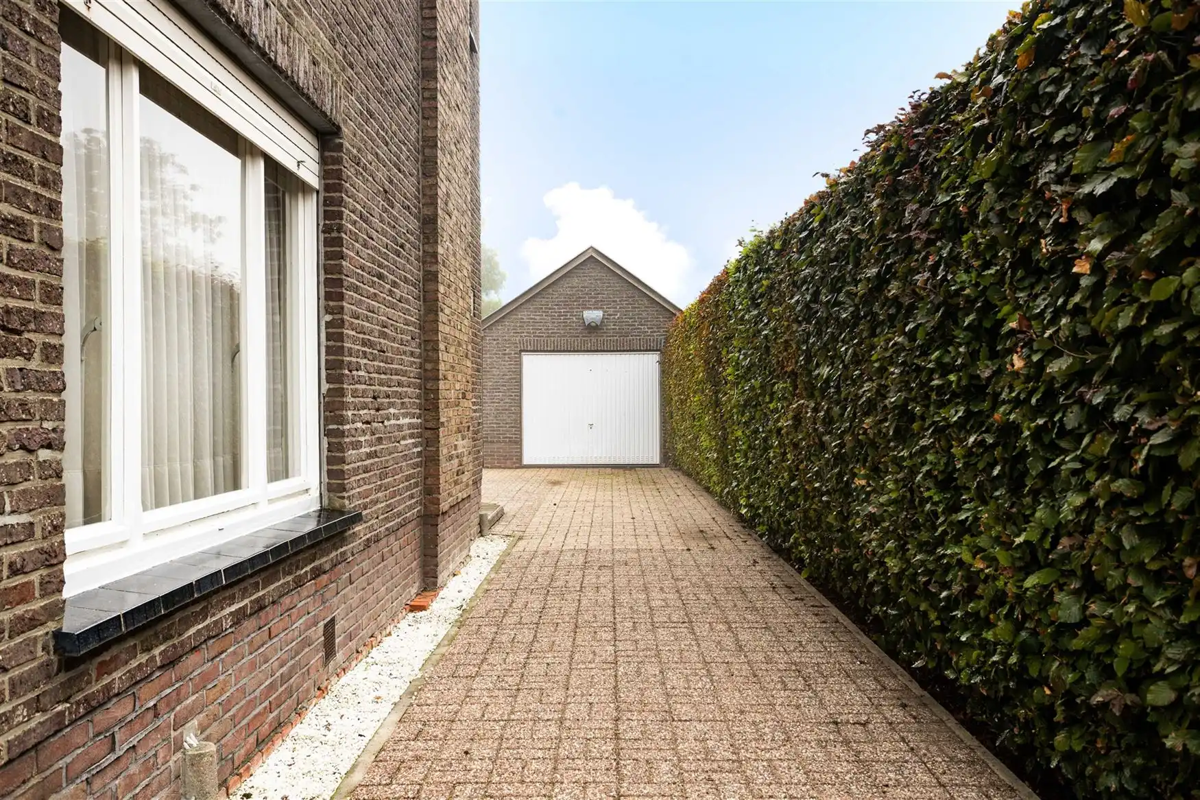 Vrijstaande woning met retrocharme en renovatiepotentieel foto 14