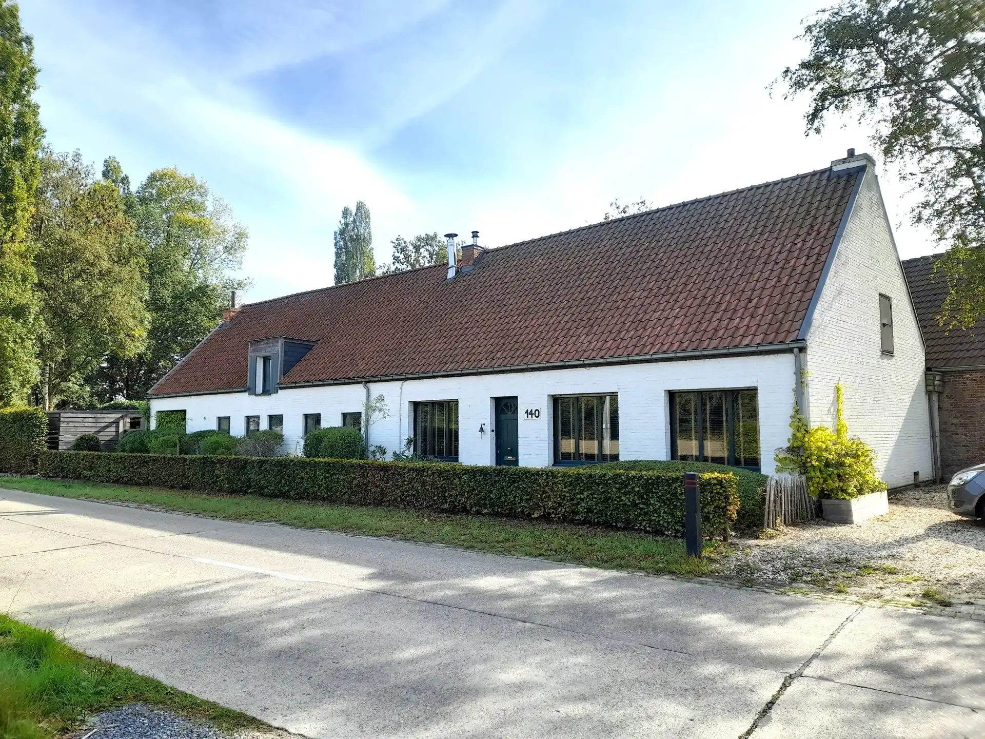 Langgevelhoeve met grote schuur, bakhuis en verwarmd zwembad foto {{pictureIndex}}