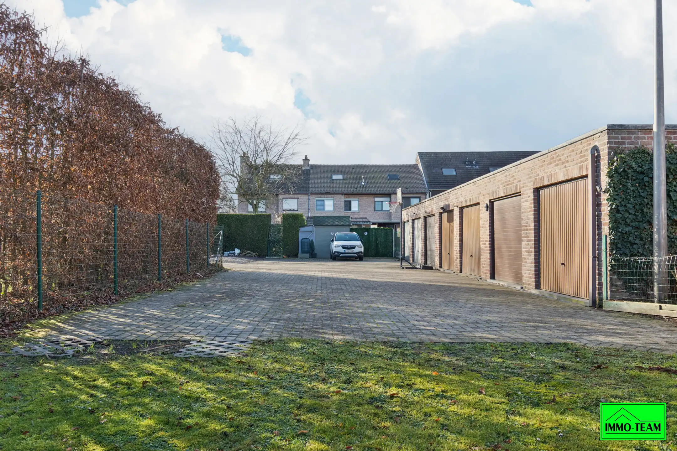 Ruim gelijkvloers appartement met garage foto 16