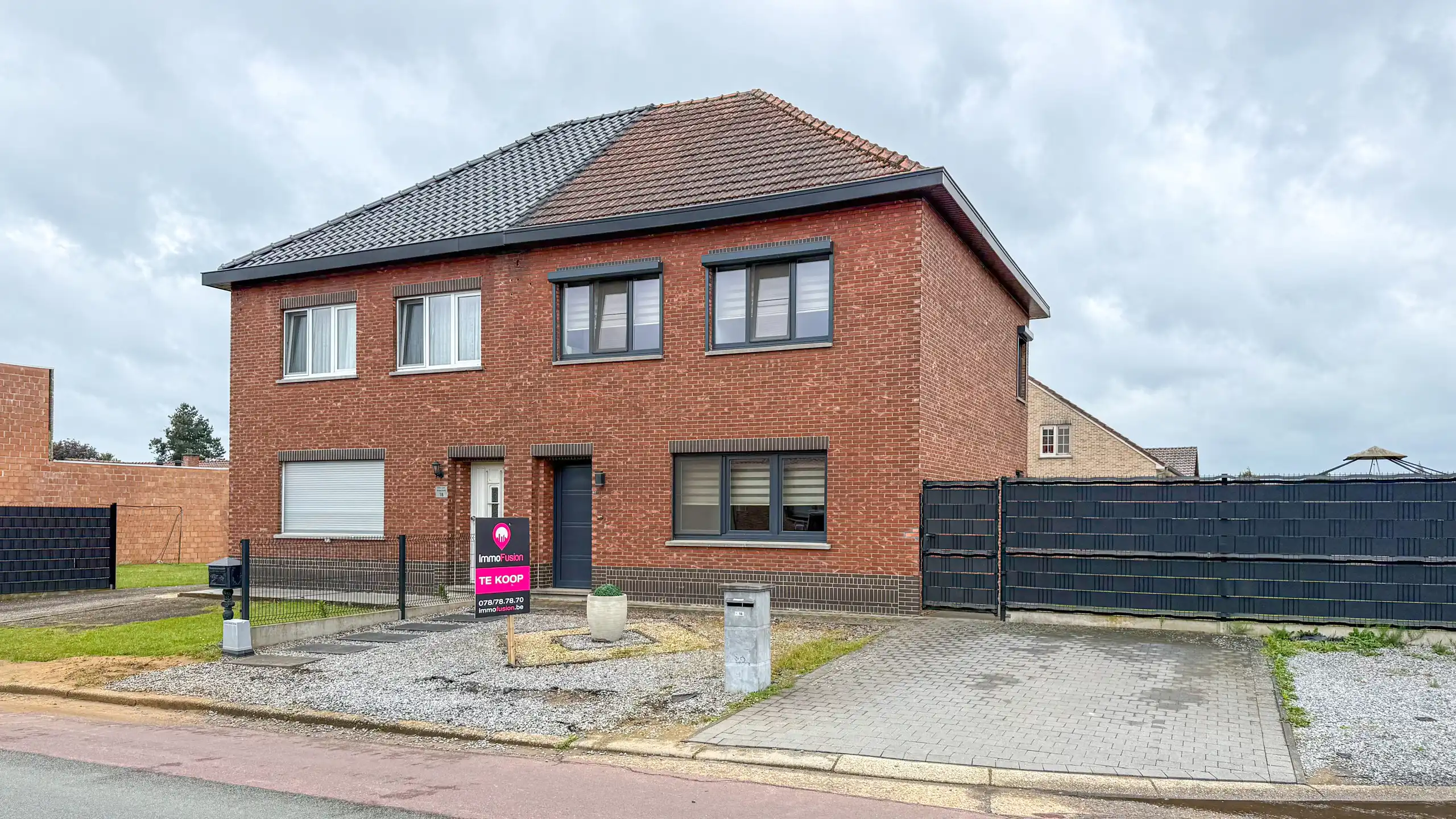 Halfopen woning met tuin en dubbele garage in H-Z! foto 2