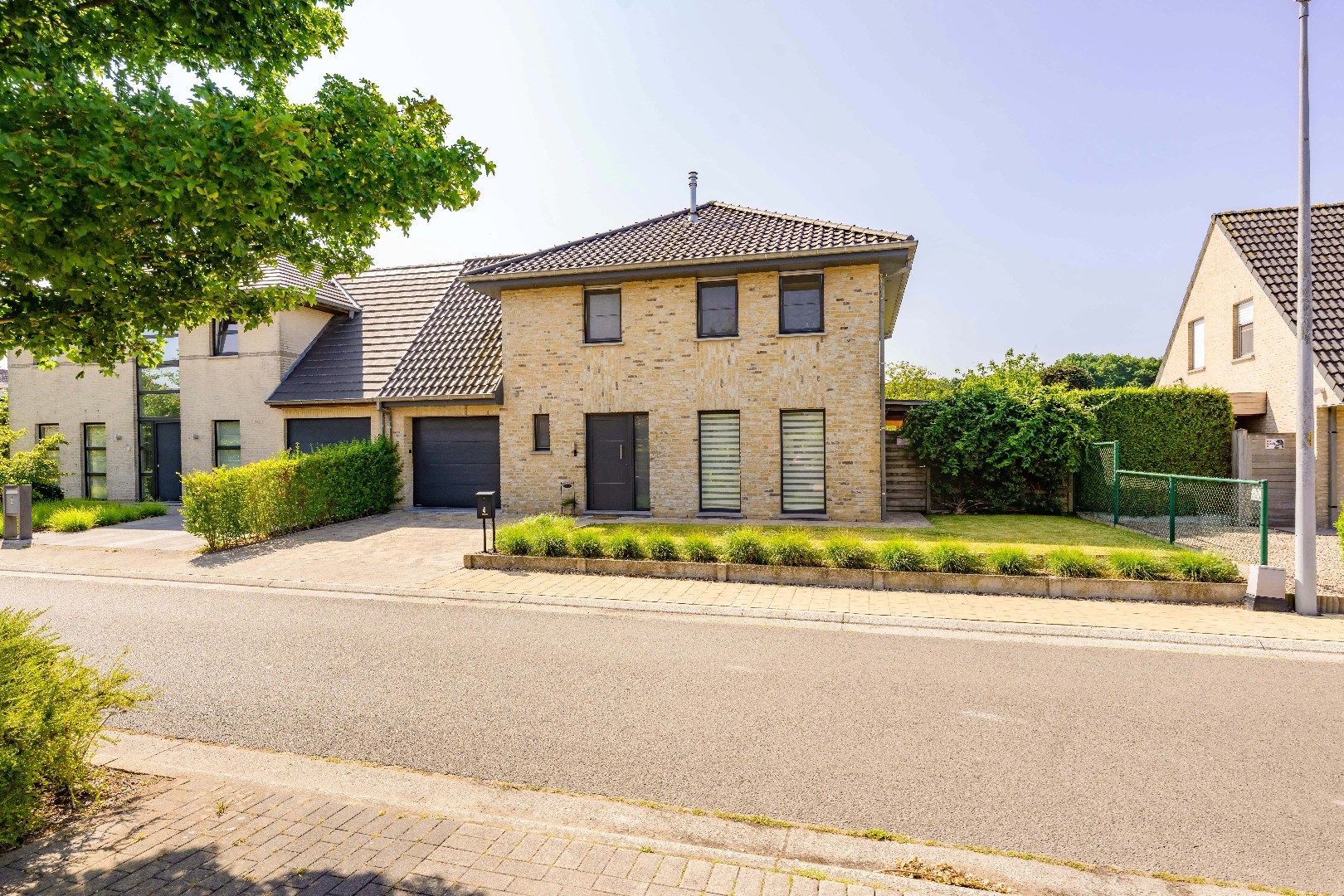 PRACHTIGE VILLA IN RUSTIGE WOONWIJK | 4 SLPKS | 2 GARAGES foto {{pictureIndex}}