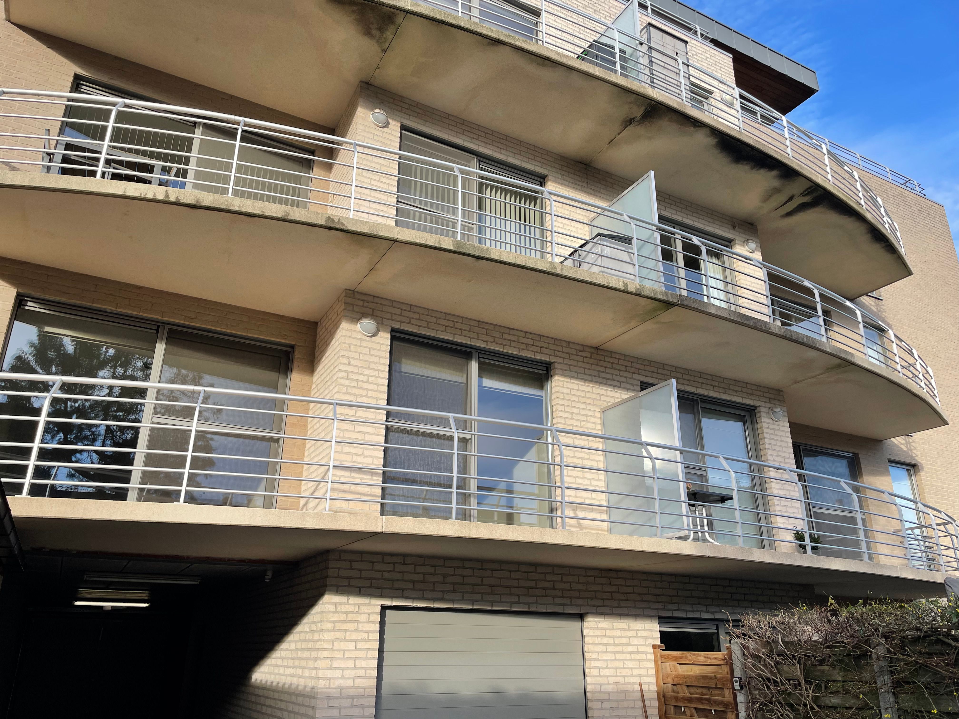 ruim instapklaar twee slaapkamer appartement met groot zongericht terras & gelijkvloerse garage foto 2