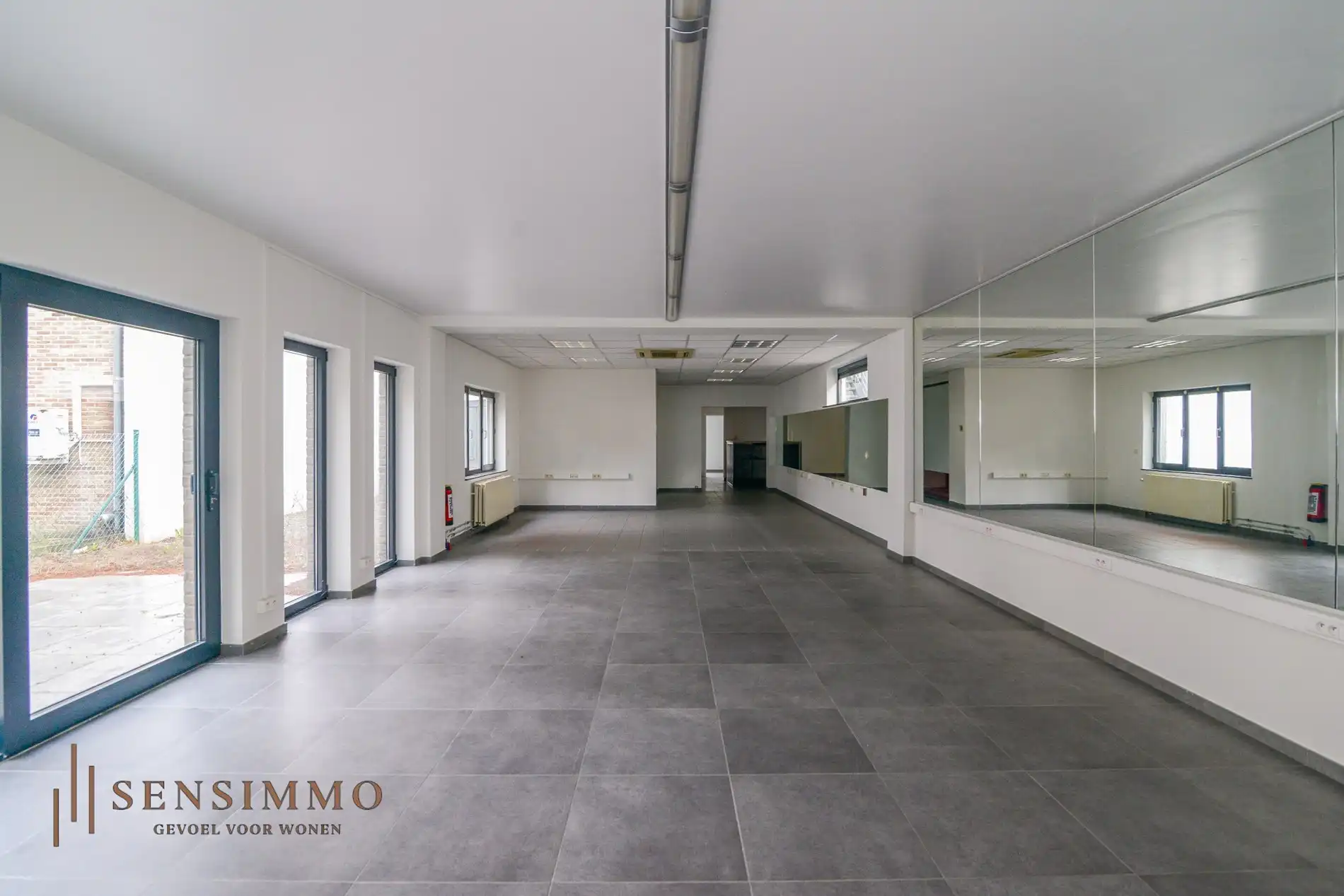 Commerciële handelspand met bovenliggend appartement in hartje Maasmechelen foto 17