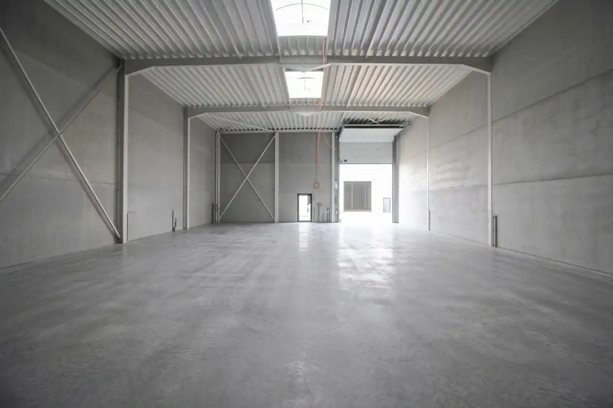 te huur Maldegem – uitstekend gelegen bedrijfsunit van 327m² voor opslagruimte of atelier. foto 3
