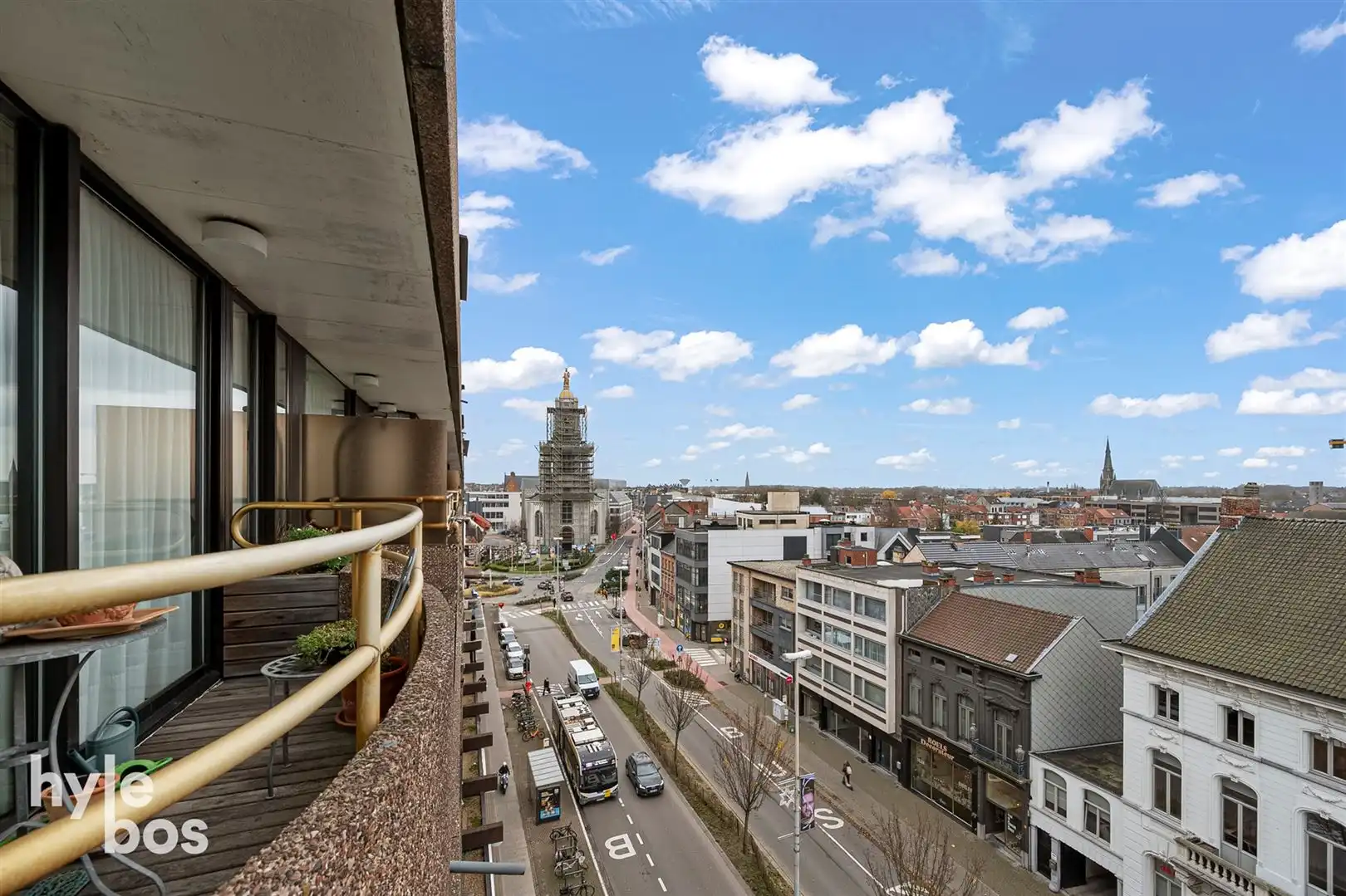 Centraal gelegen 3 slaapkamer appartement met parking foto 12