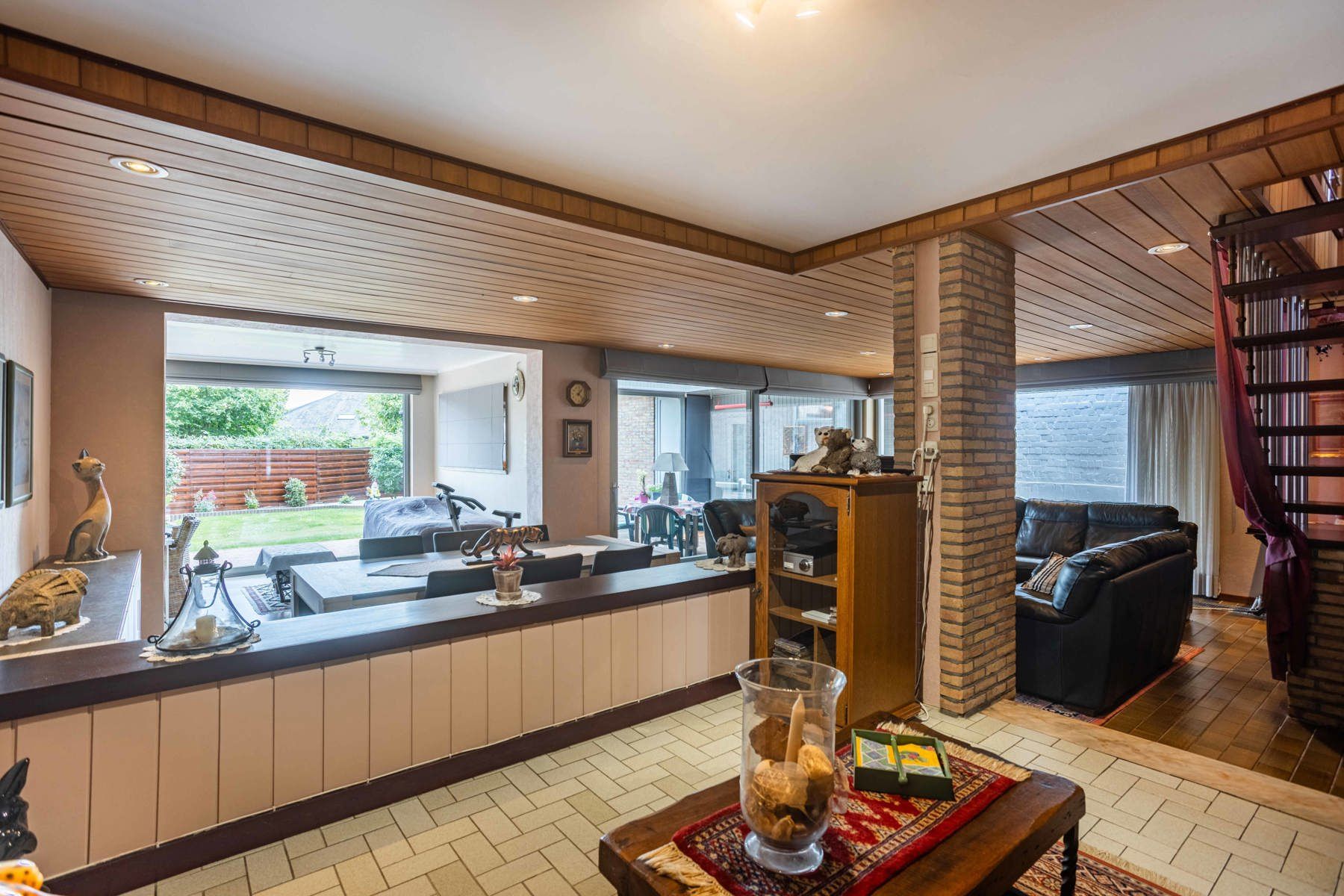 HOB met ruime garage gelegen in een rustige woonwijk foto 3