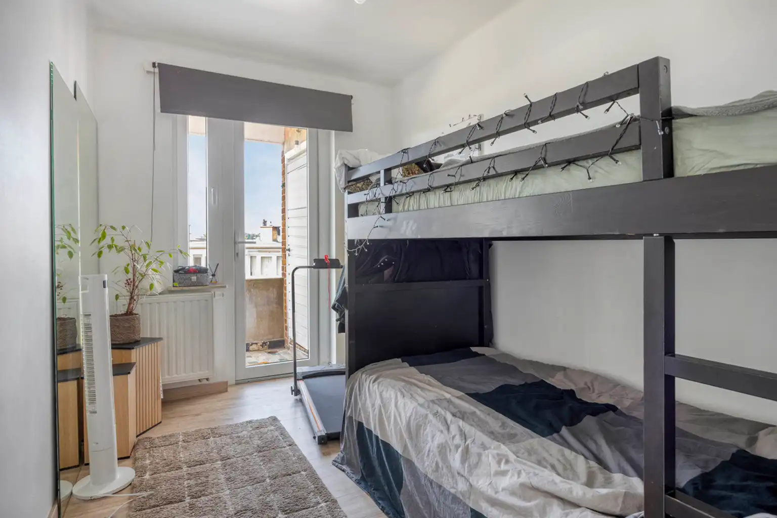 Instapklaar 2-slaapkamerappartement met garage foto 12