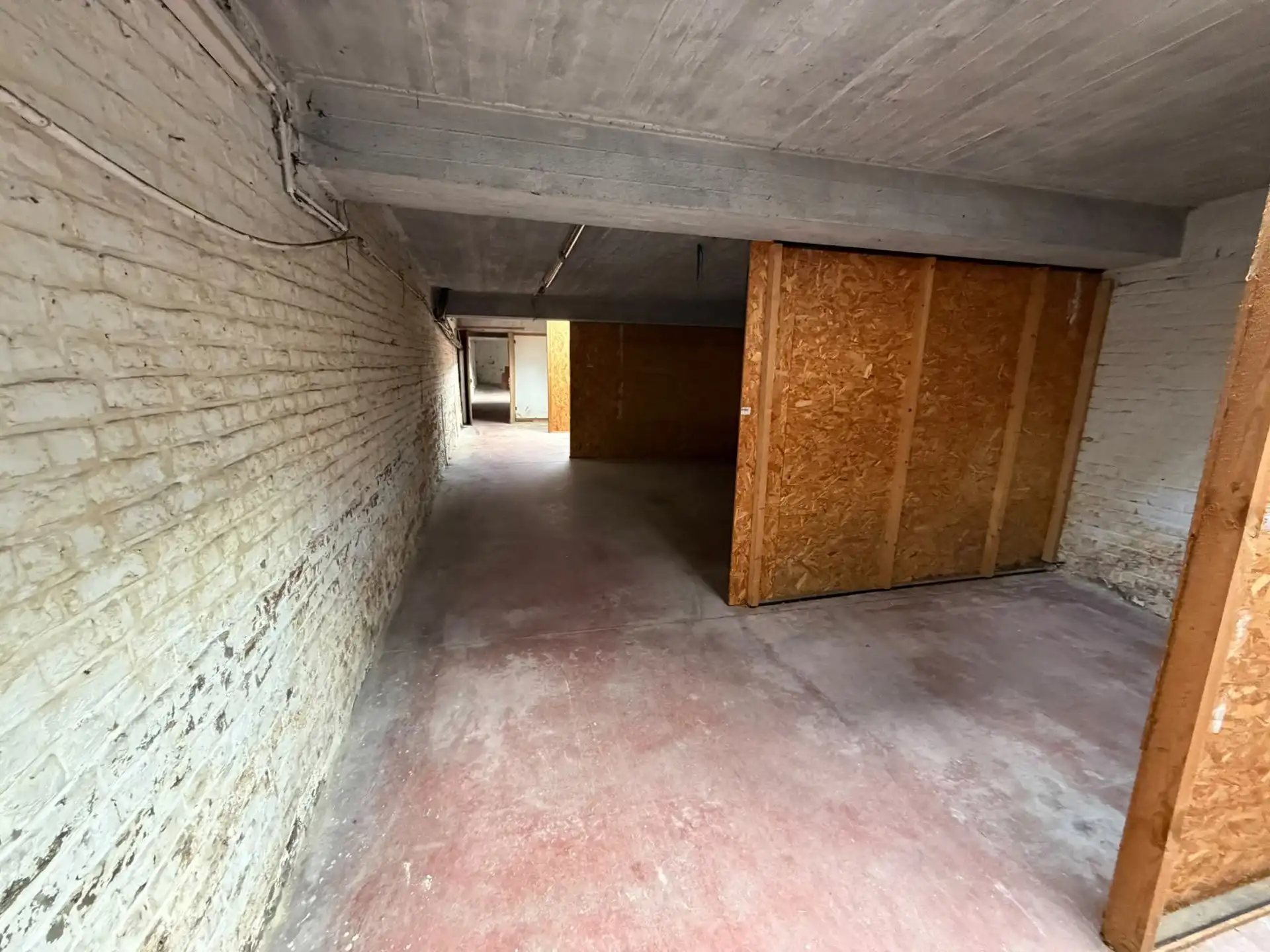 Dubbele bestemming: Parking / Opslagruimte van ±185m² foto 10